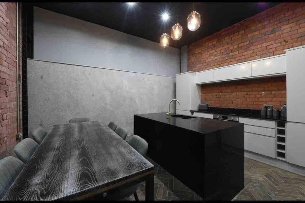 Casa Jungle Slps 20 Mcr Centre Hot Tub, Bar And Cinema Leisure *
