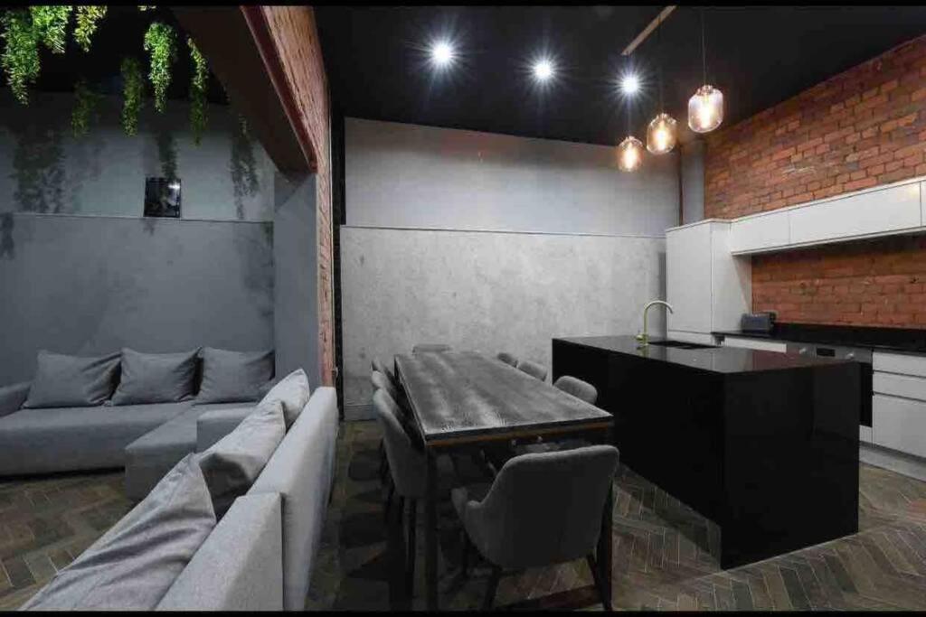 Casa Jungle Slps 20 Mcr Centre Hot Tub, Bar And Cinema Leisure Manchester