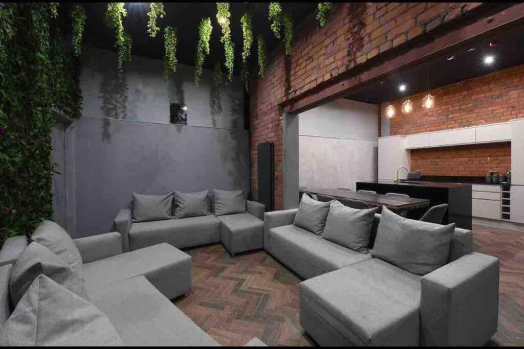Casa Jungle Slps 20 Mcr Centre Hot Tub, Bar And Cinema Leisure Manchester