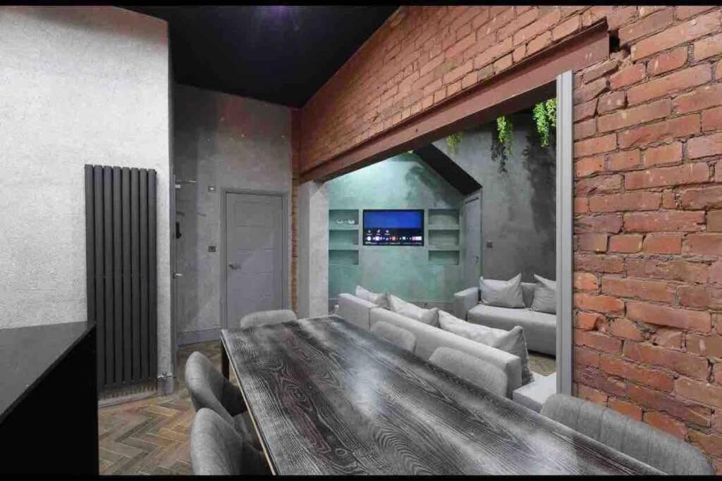 Casa Jungle Slps 20 Mcr Centre Hot Tub, Bar And Cinema Leisure