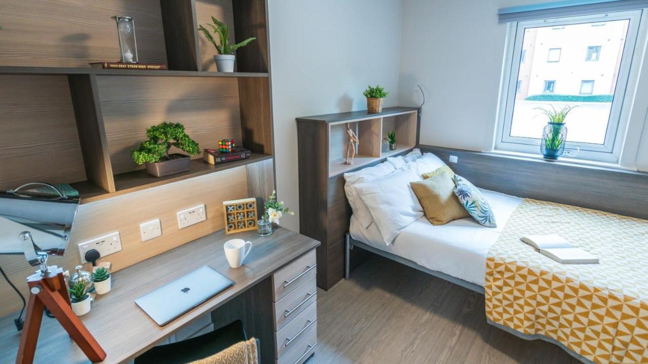 Homely Private Bedrooms At Oxford Court In Apartment