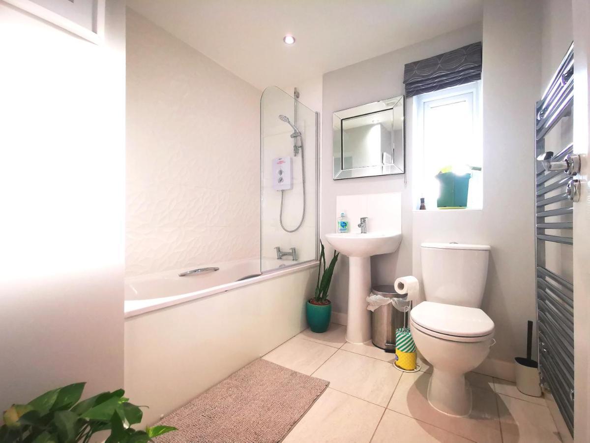 Vakantiehuis The Lawnswood - With Free Parking Manchester