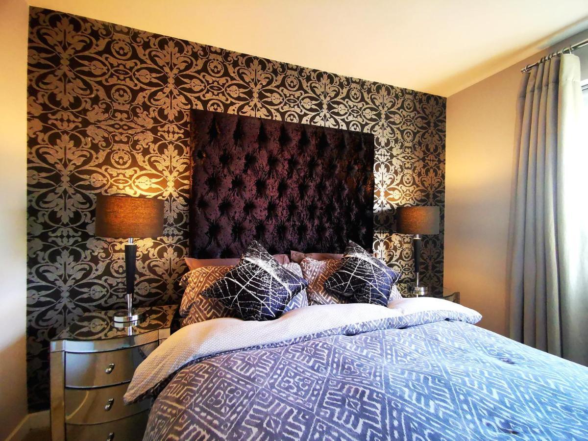 The Lawnswood - With Free Parking * Manchester