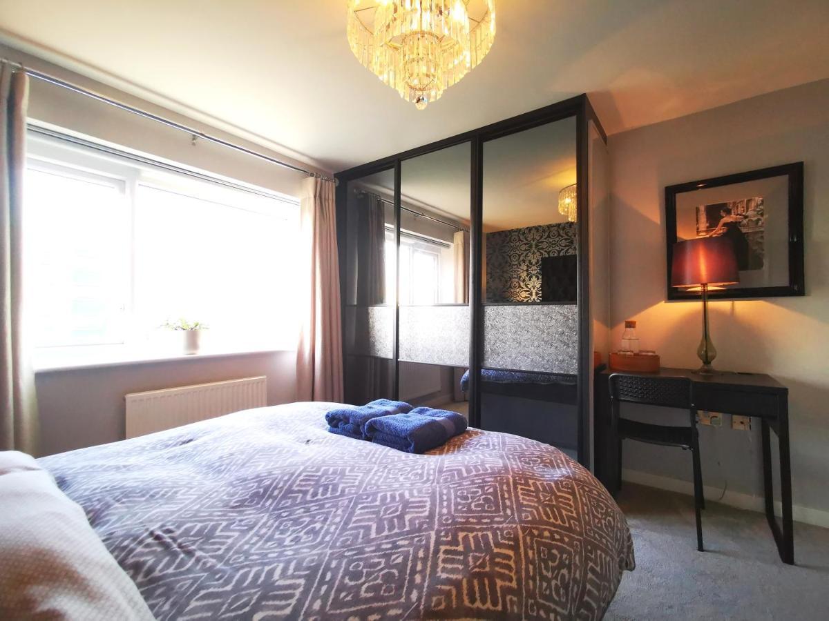The Lawnswood - With Free Parking * Manchester