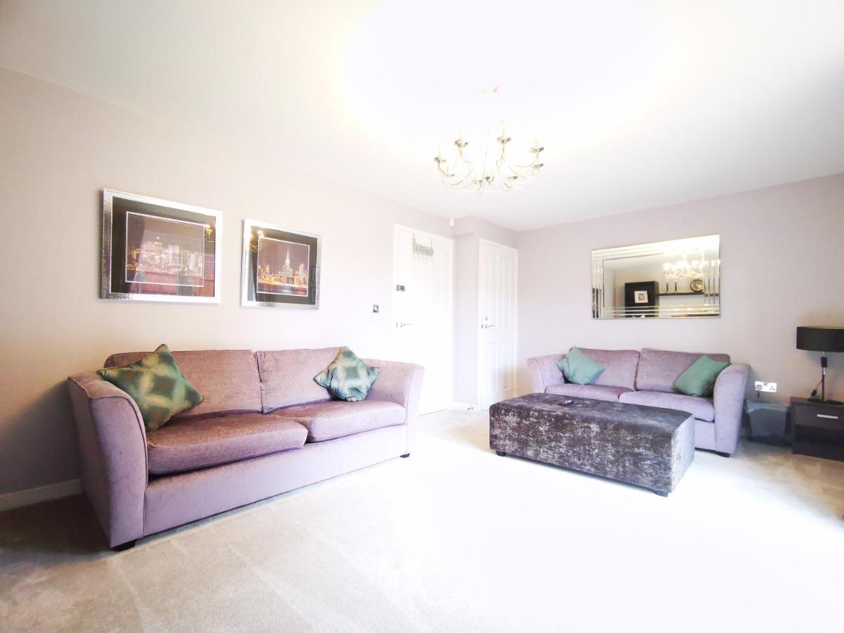 Vakantiehuis The Lawnswood - With Free Parking Manchester
