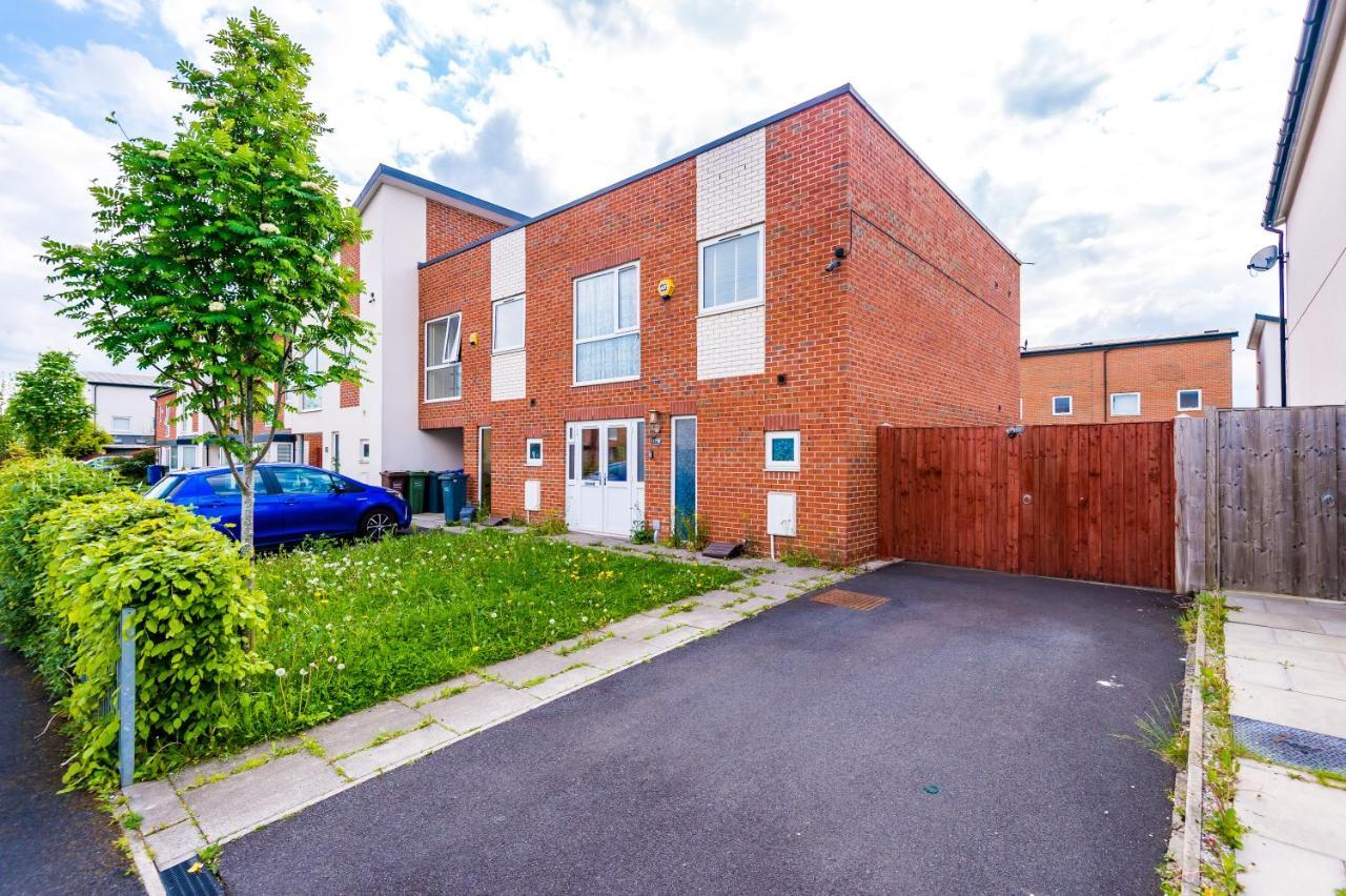3 Bed Stylish Near The Etihad Stadium Holiday home *