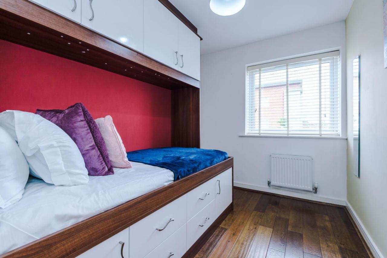 Holiday home 3 Bed Stylish Near The Etihad Stadium Manchester