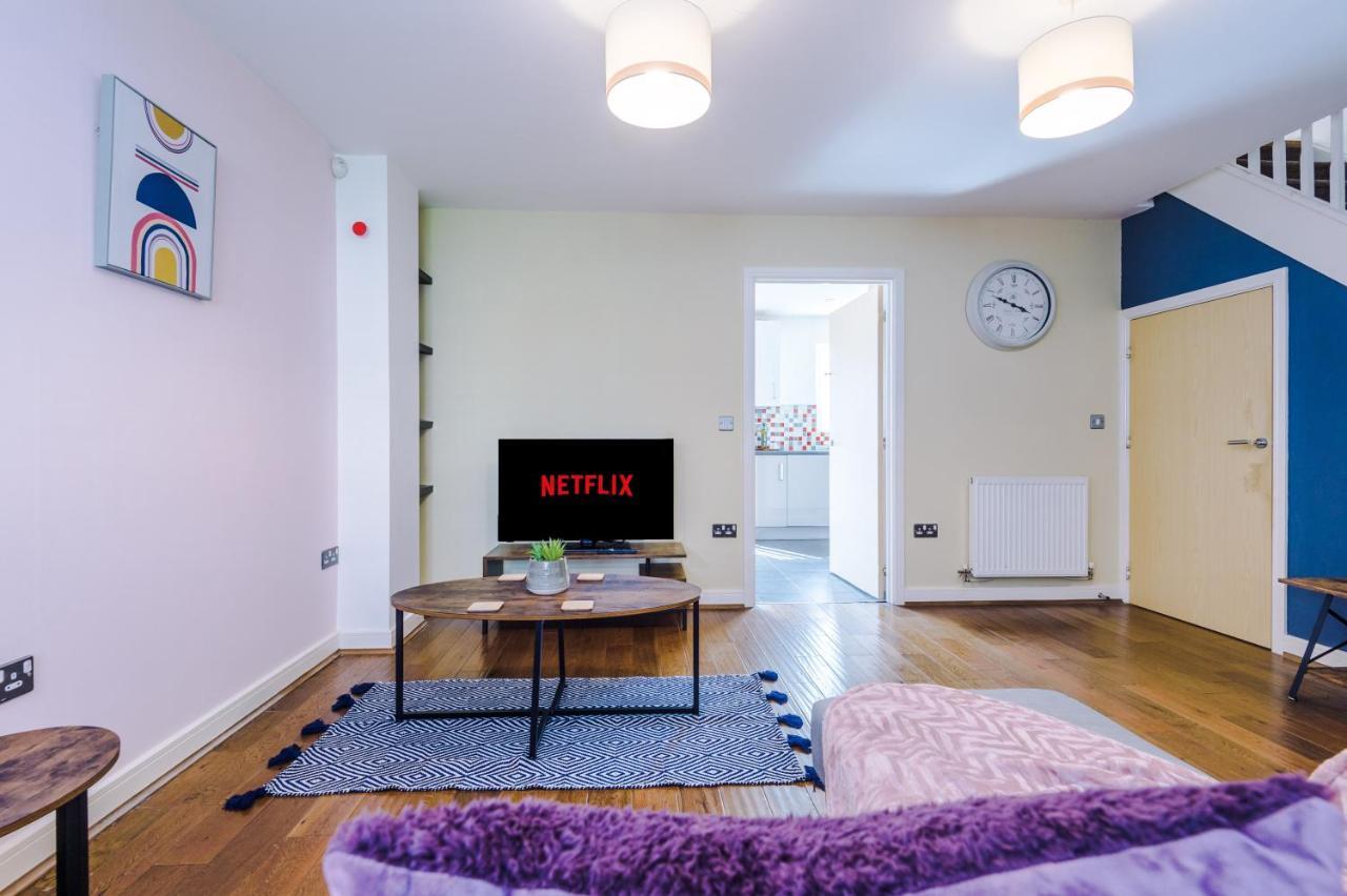 Holiday home 3 Bed Stylish Near The Etihad Stadium Manchester