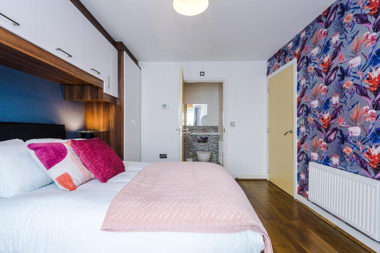 Holiday home 3 Bed Stylish Near The Etihad Stadium *