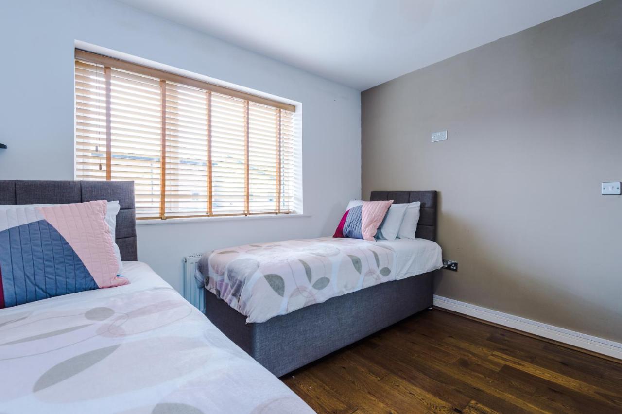 Holiday home 3 Bed Stylish Near The Etihad Stadium *
