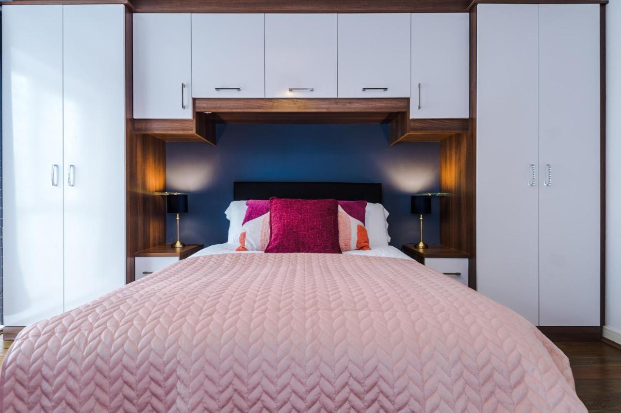 Holiday home 3 Bed Stylish Near The Etihad Stadium