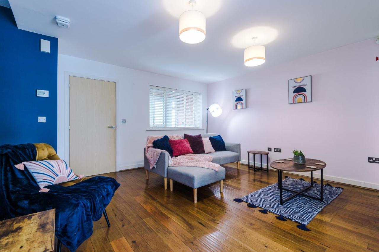 Holiday home 3 Bed Stylish Near The Etihad Stadium Manchester