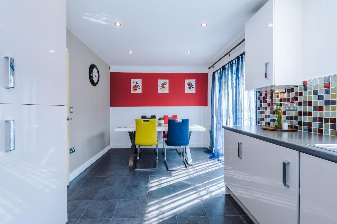 Holiday home 3 Bed Stylish Near The Etihad Stadium