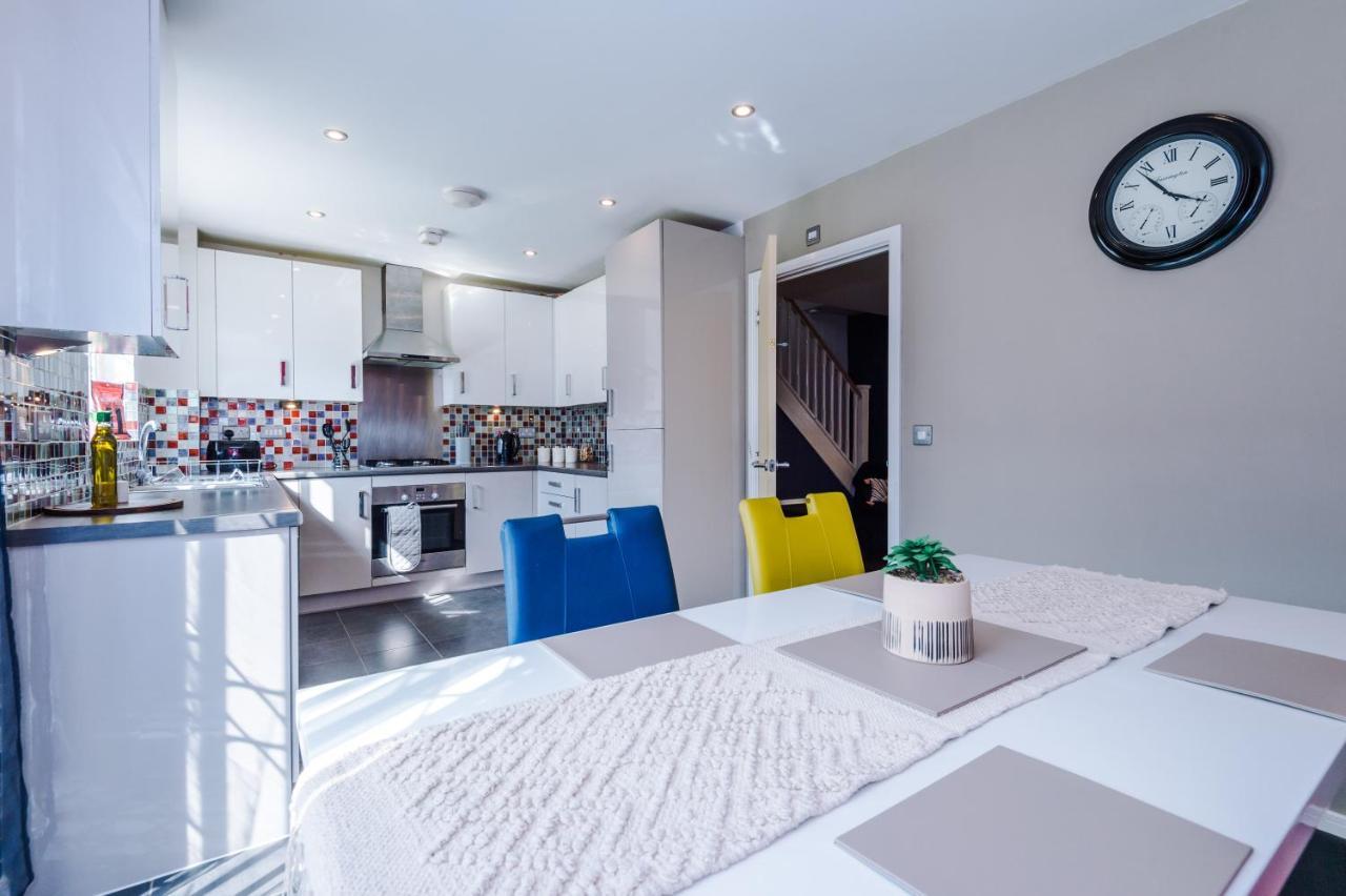 Holiday home 3 Bed Stylish Near The Etihad Stadium Manchester