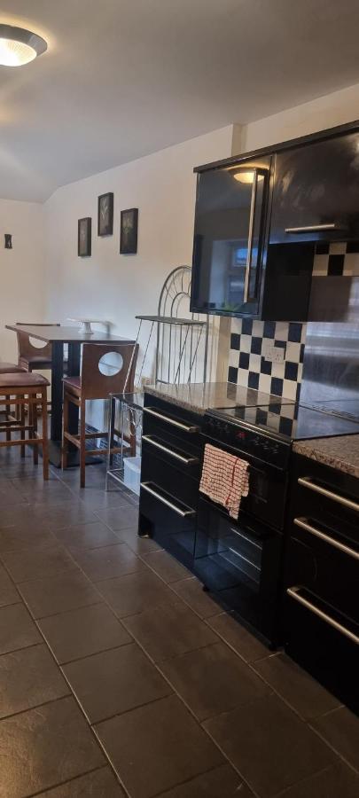 Budget 4 Bedroom House,entire Place.sleeps 10 Holiday home *