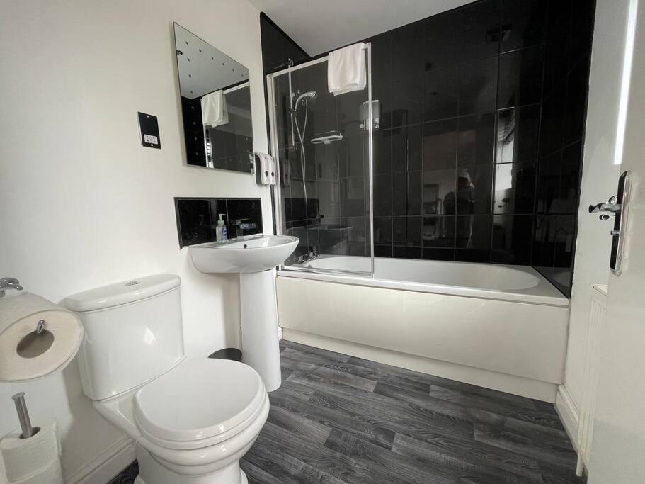 Mansion With Pool & Hot Tub Manchester Holiday home Manchester