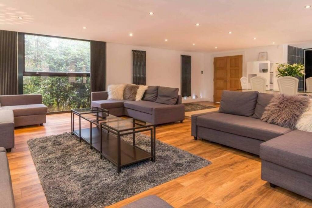 Mansion With Pool & Hot Tub Manchester Manchester