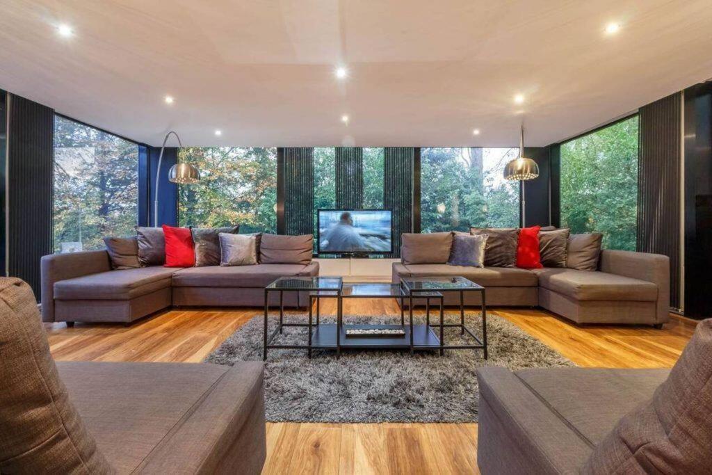 Mansion With Pool & Hot Tub Manchester Manchester