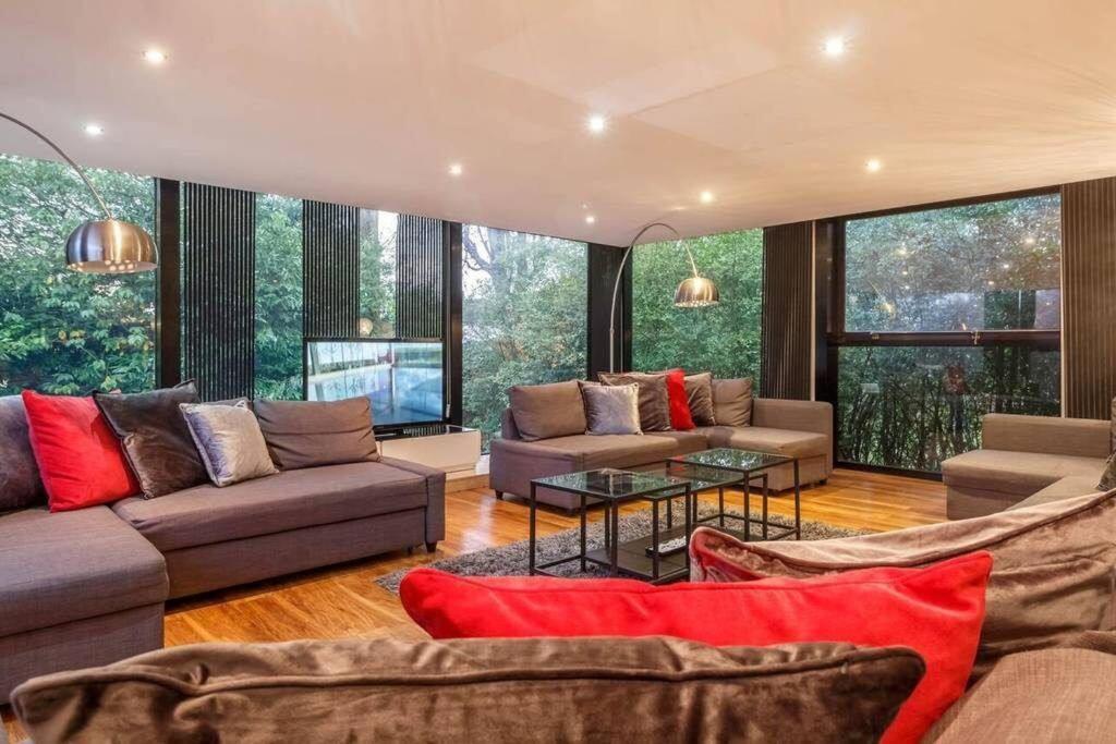 Mansion With Pool & Hot Tub Manchester Holiday home