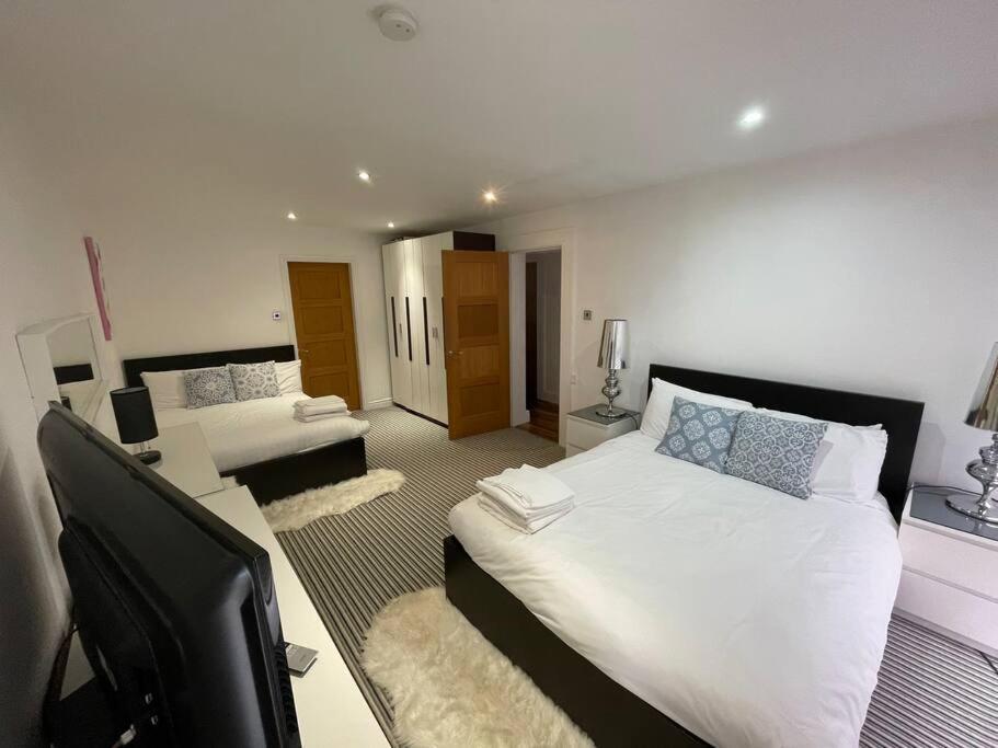 Mansion With Pool & Hot Tub Manchester Holiday home *