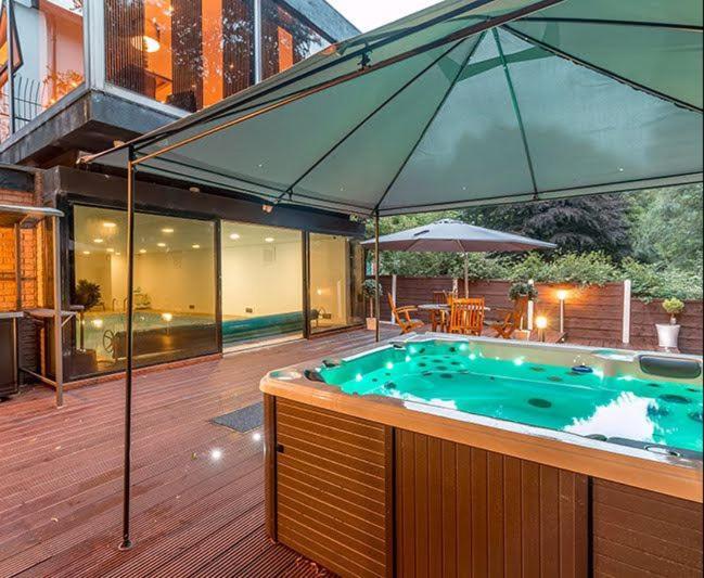 Mansion With Pool & Hot Tub Manchester Holiday home *