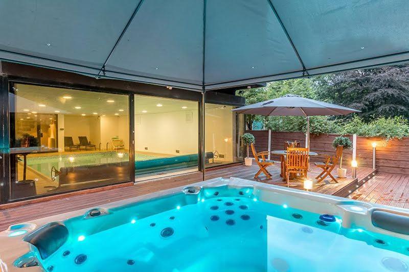 Mansion With Pool & Hot Tub Manchester
