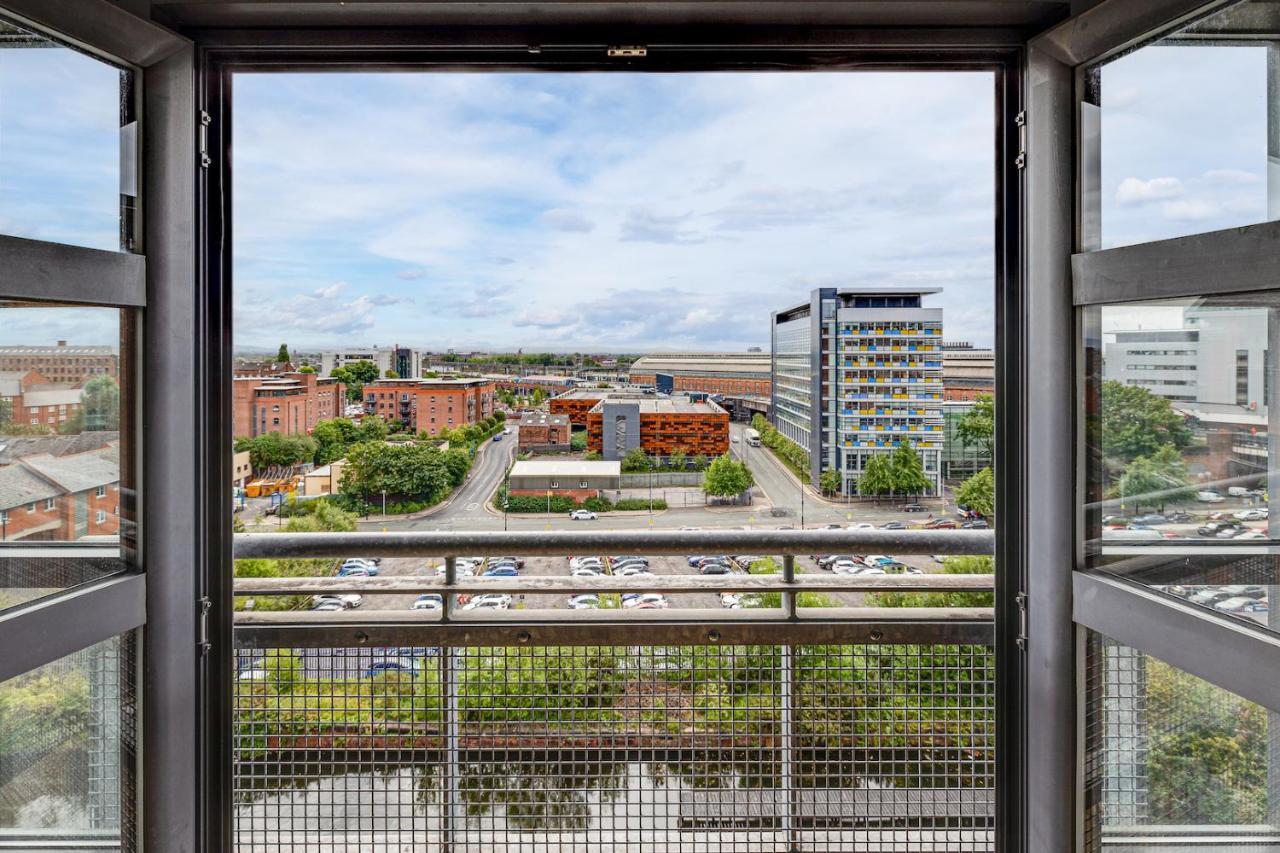 Large 2 Bed 2 Bath Apartment Manchester