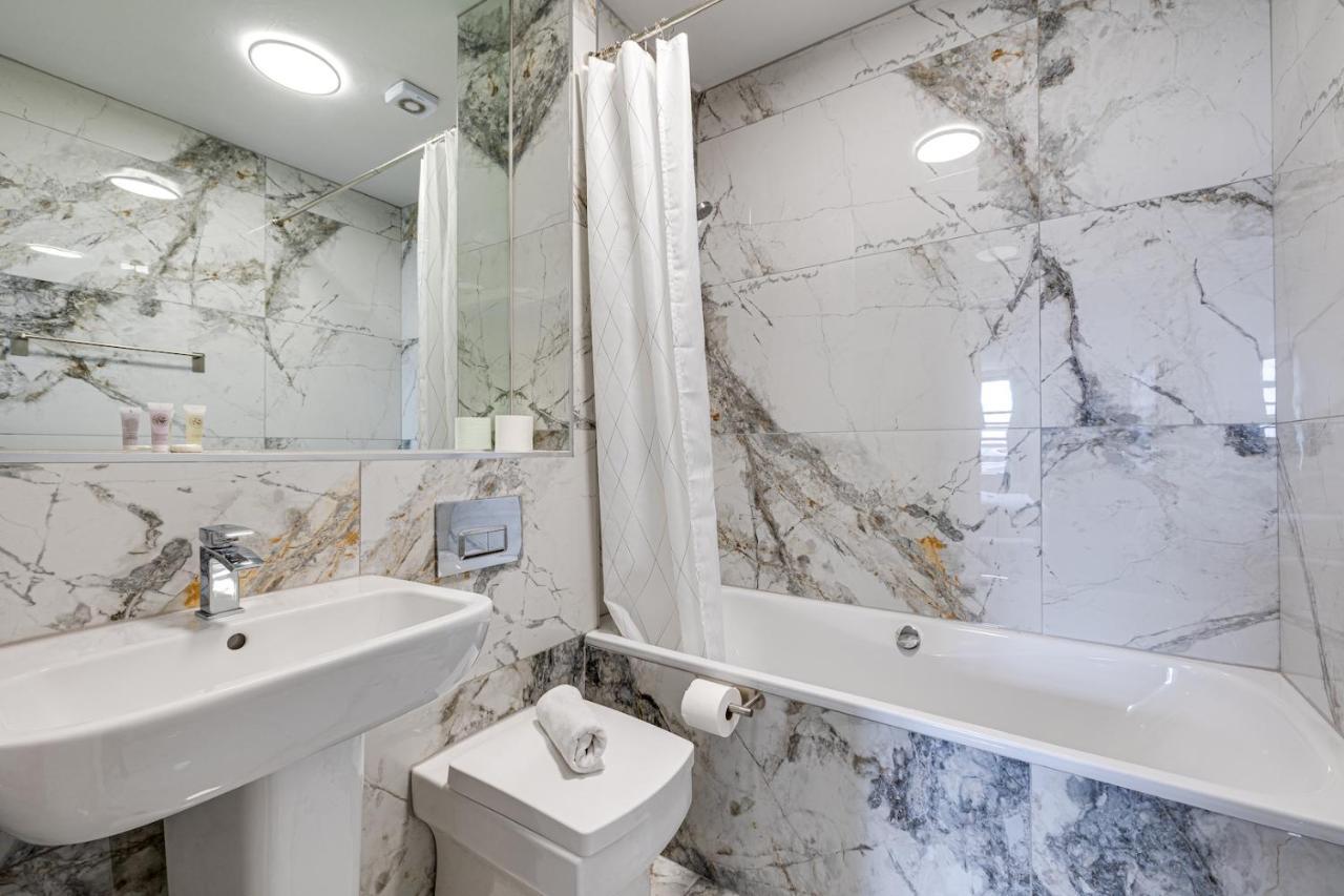Large 2 Bed 2 Bath Apartment Manchester