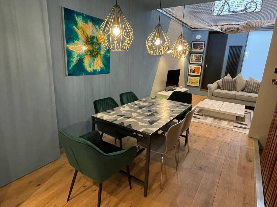 Stunning Luxury Centre Townhouse With Hot Tub Appartement
