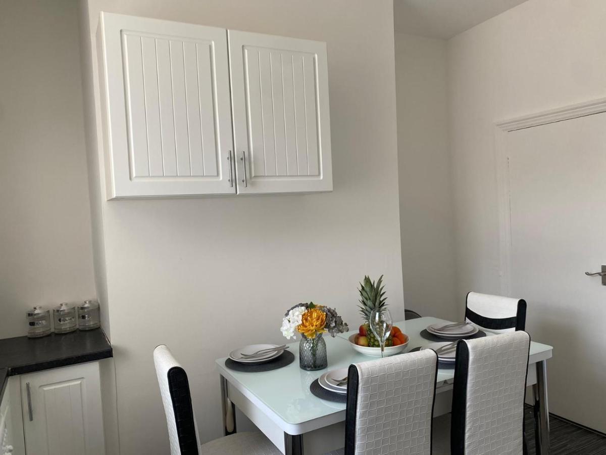 Vakantiehuis Cosy Cheerful 2 Bedrooms Near Piccadilly, Etihad Stadium Sleeps Up To 5 Manchester