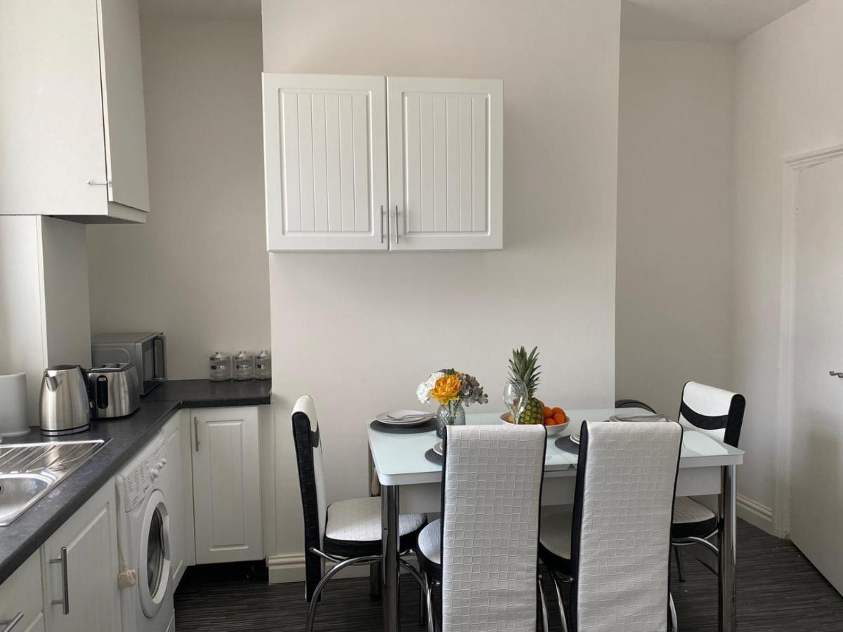Cosy Cheerful 2 Bedrooms Near Piccadilly, Etihad Stadium Sleeps Up To 5 * Manchester
