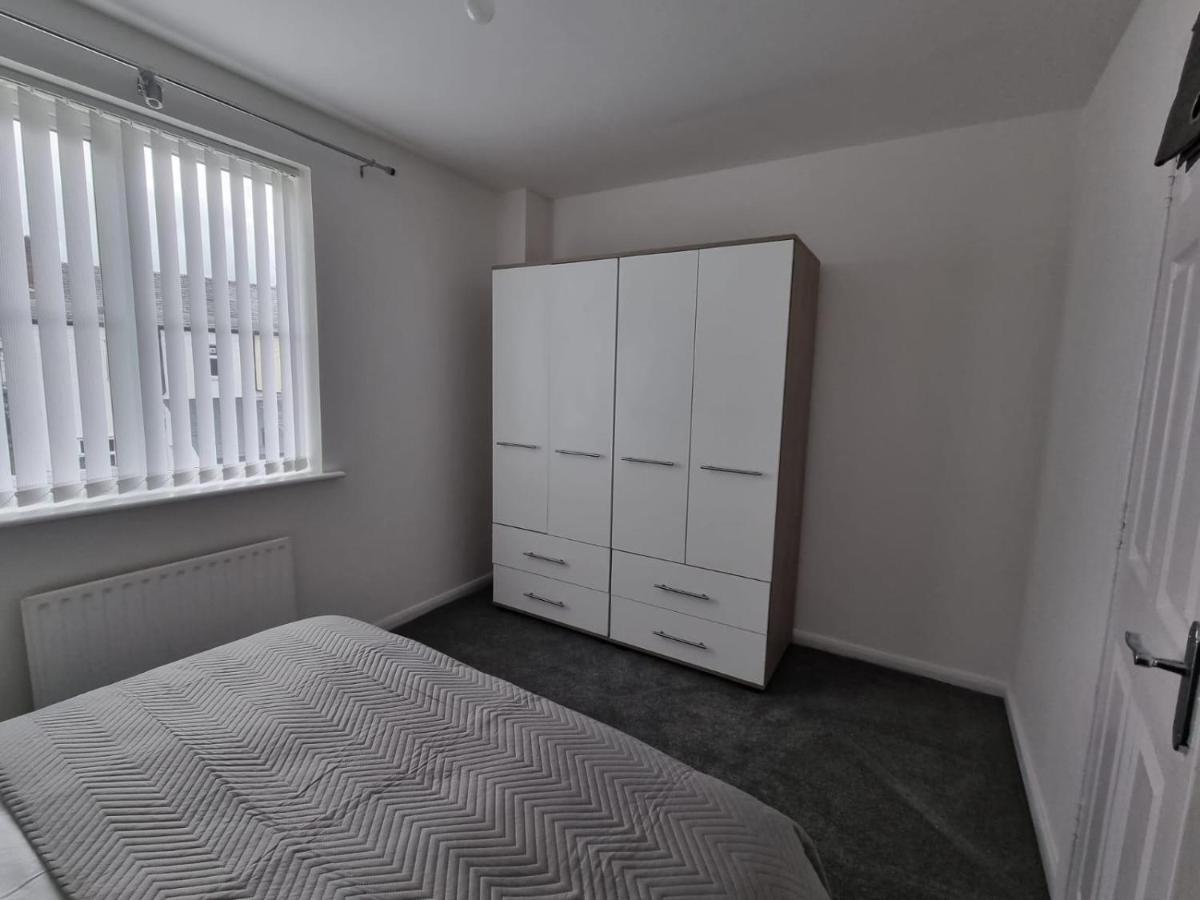 Holiday home Beautiful 4 Bed Home, Sleeps 6, Driveway Parking, With Sky & Bt Sports *