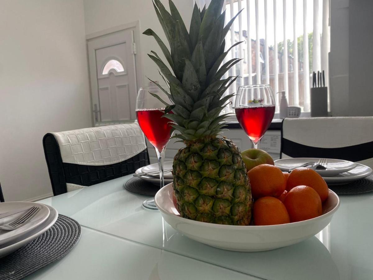 Cosy Cheerful 2 Bedrooms Near Piccadilly, Etihad Stadium Sleeps Up To 5 Vakantiehuis *