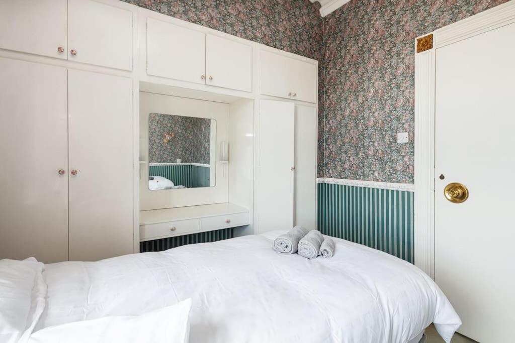Villa Beautiful 'mayfield' With Private Pool! Manchester
