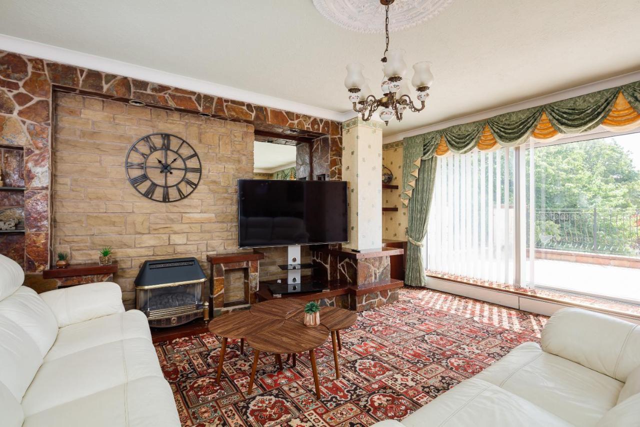 Beautiful 'mayfield' With Private Pool! Villa