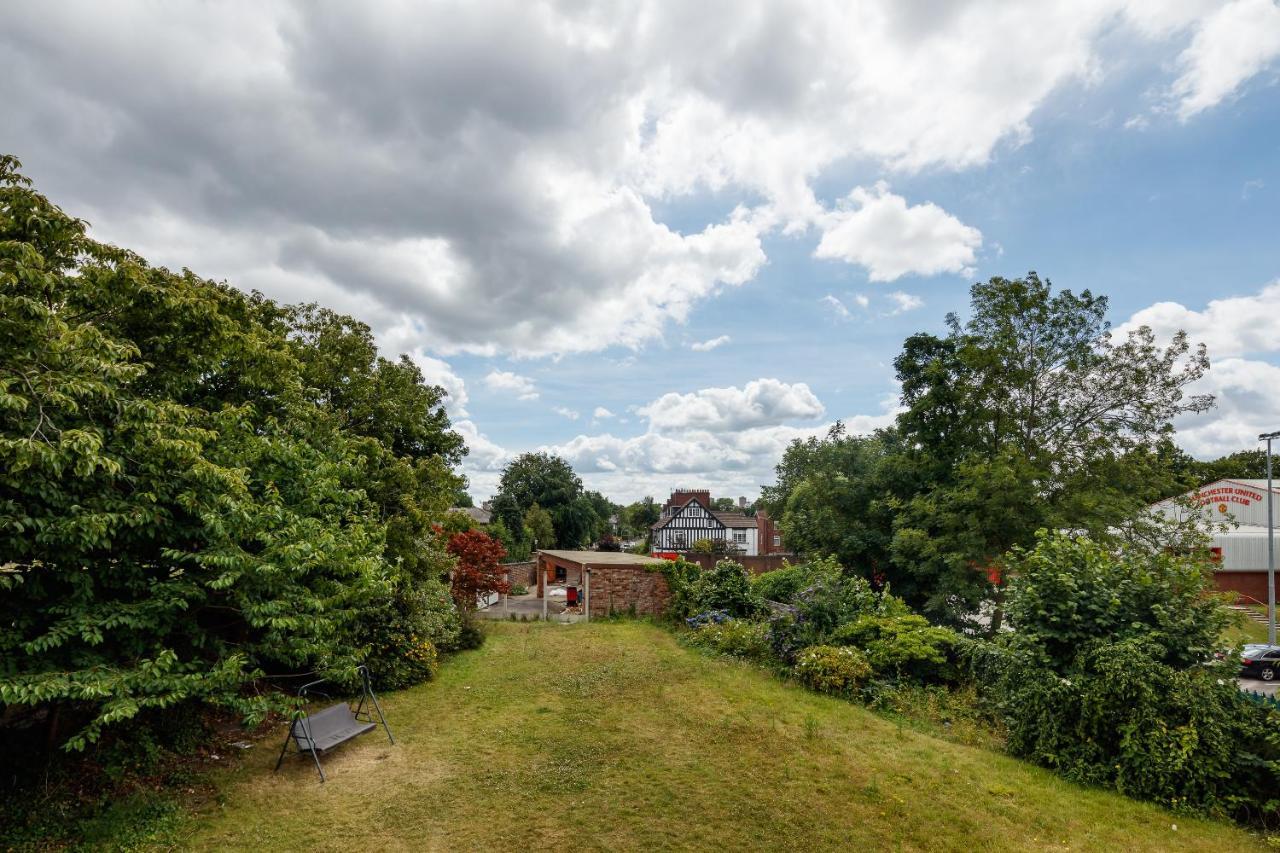 Villa Beautiful 'mayfield' With Private Pool! Manchester
