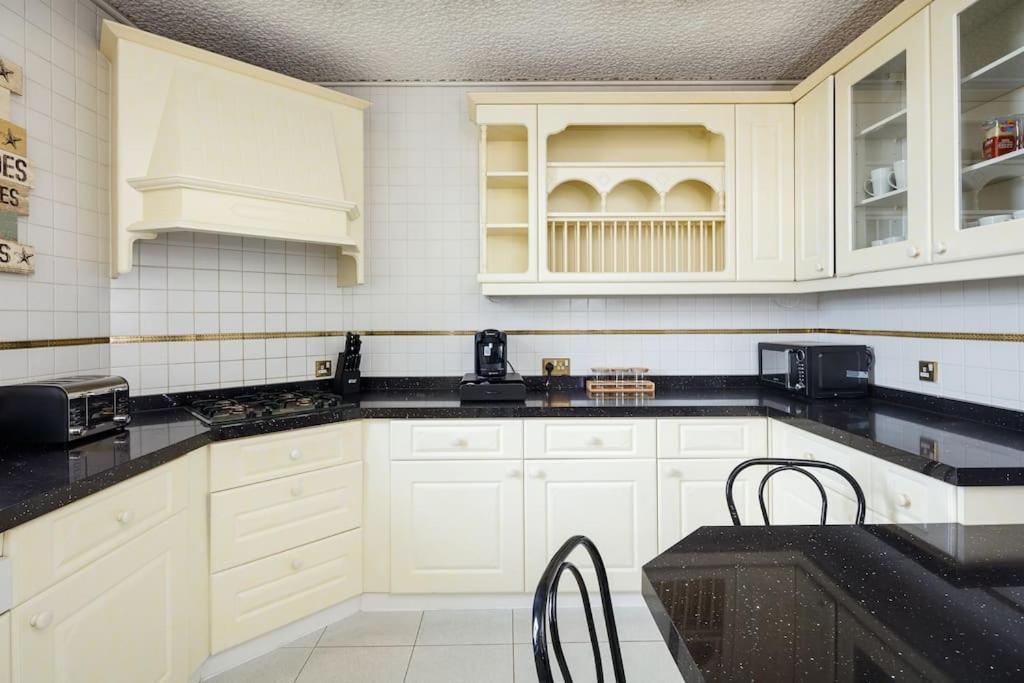 Beautiful 'mayfield' With Private Pool! Manchester