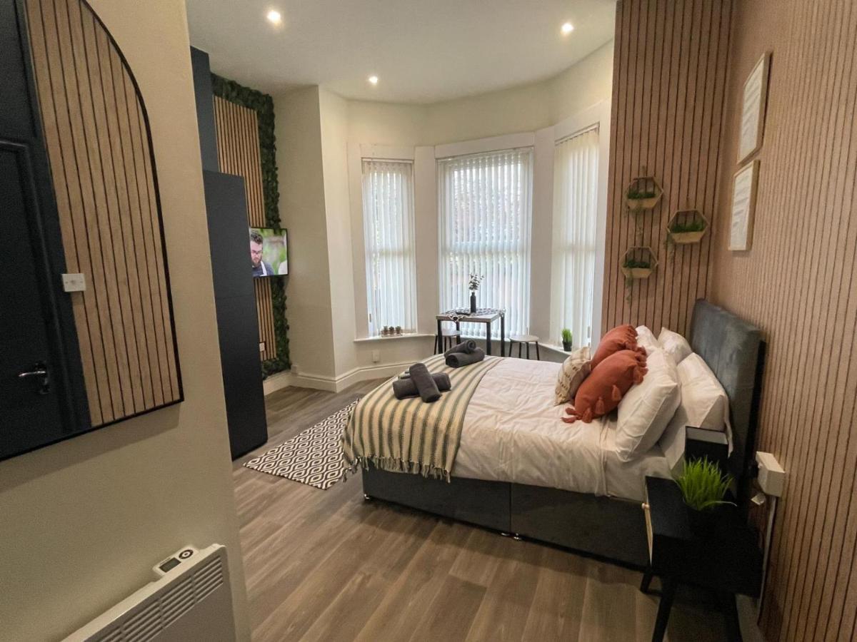 Deluxe Centrally Located In Apartment