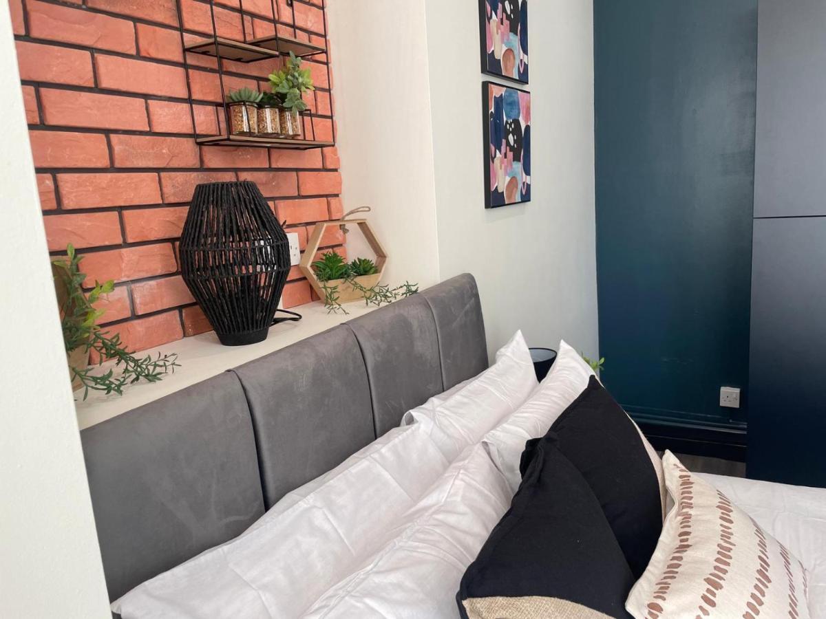 Deluxe Centrally Located In Apartment *