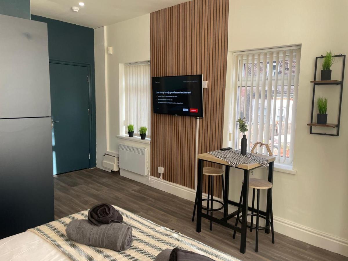 Deluxe Centrally Located In Apartment *