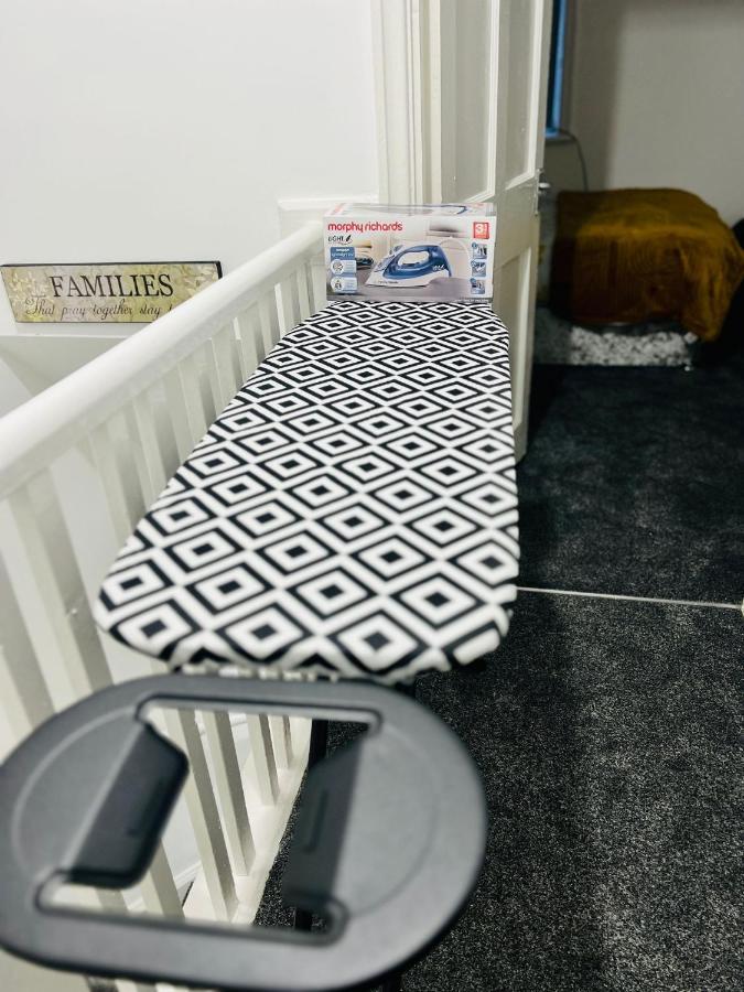 Beautiful And Homely 3 Bed House With Free Parking So Close To Man And Centre Appartement *