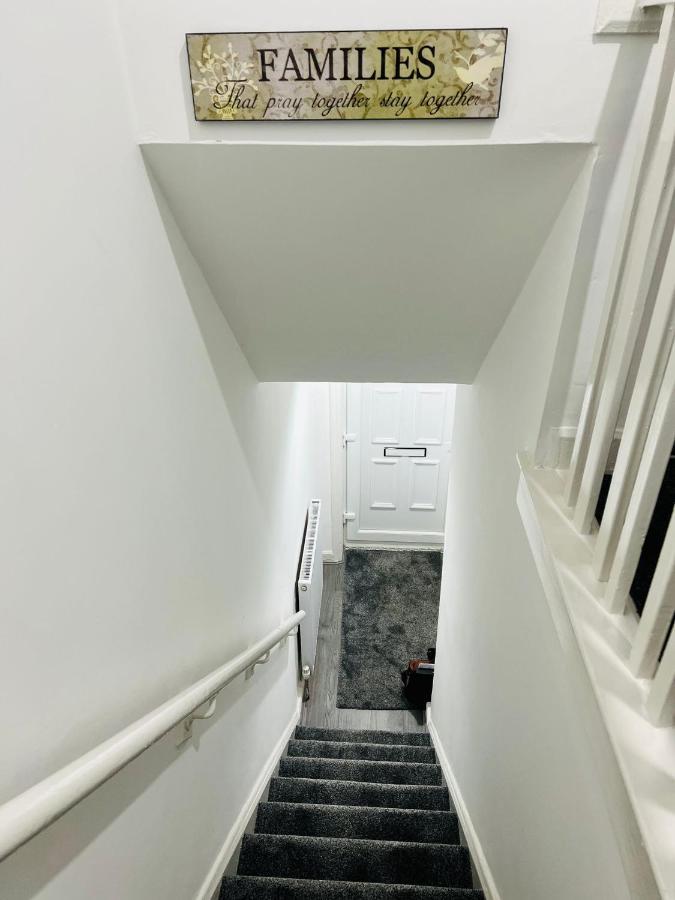 Beautiful And Homely 3 Bed House With Free Parking So Close To Man And Centre