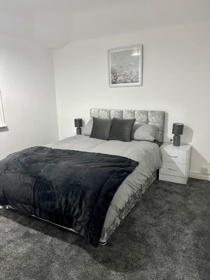 Beautiful And Homely 3 Bed House With Free Parking So Close To Man And Centre *