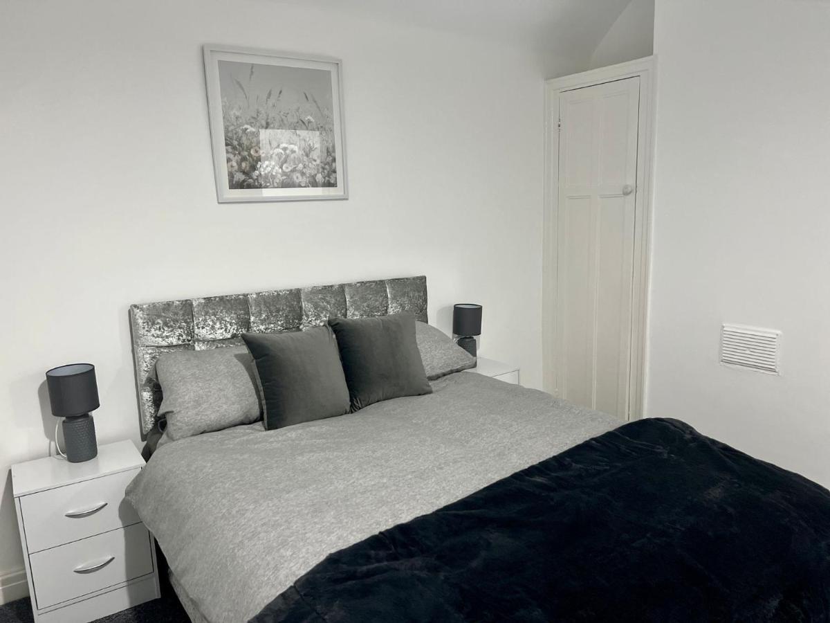 Beautiful And Homely 3 Bed House With Free Parking So Close To Man And Centre