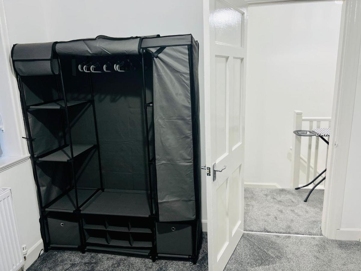 Beautiful And Homely 3 Bed House With Free Parking So Close To Man And Centre *