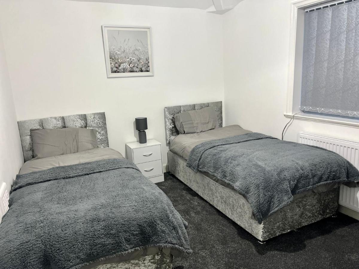 Appartement Beautiful And Homely 3 Bed House With Free Parking So Close To Man And Centre *