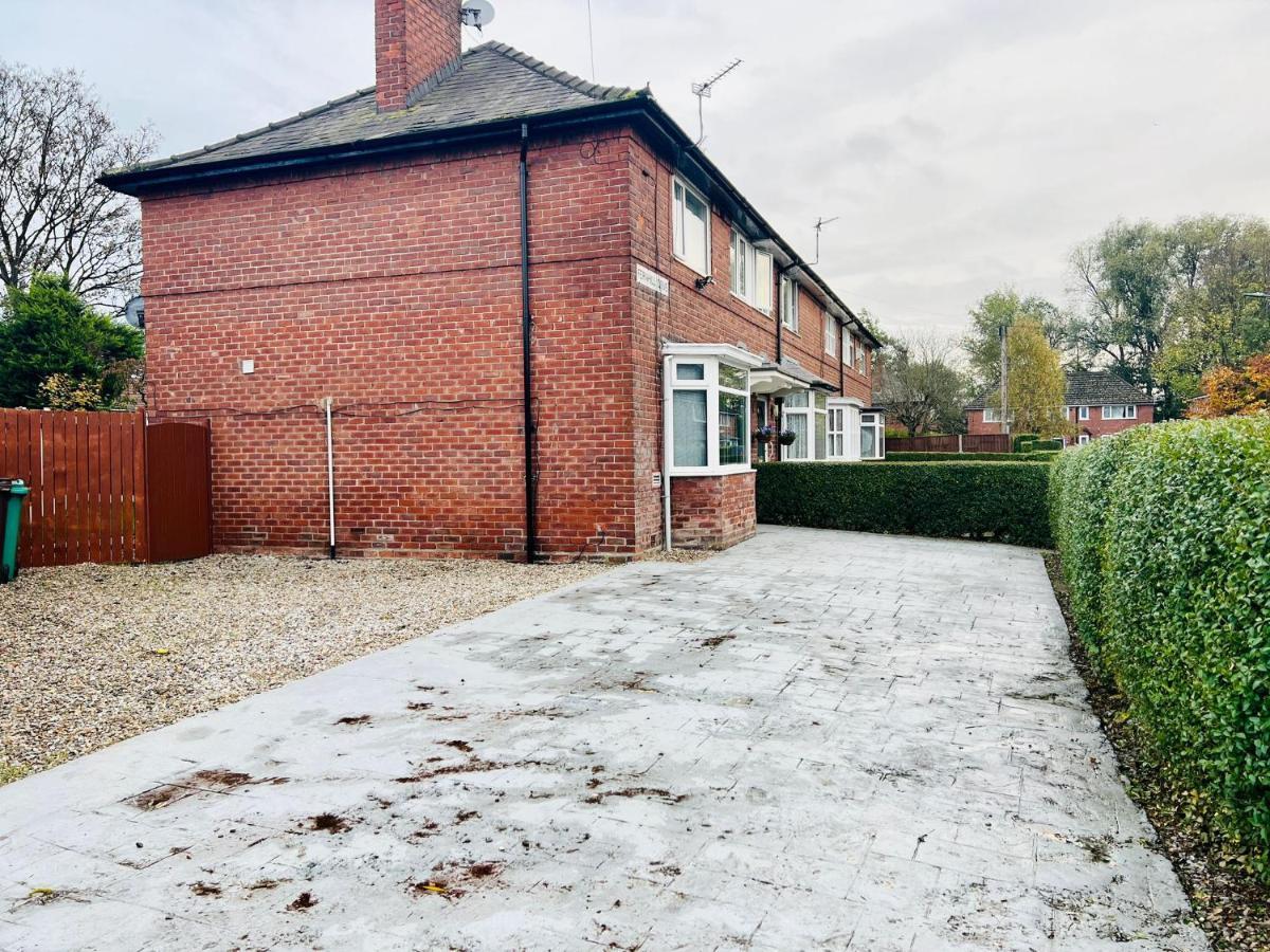 Beautiful And Homely 3 Bed House With Free Parking So Close To Man And Centre Appartement