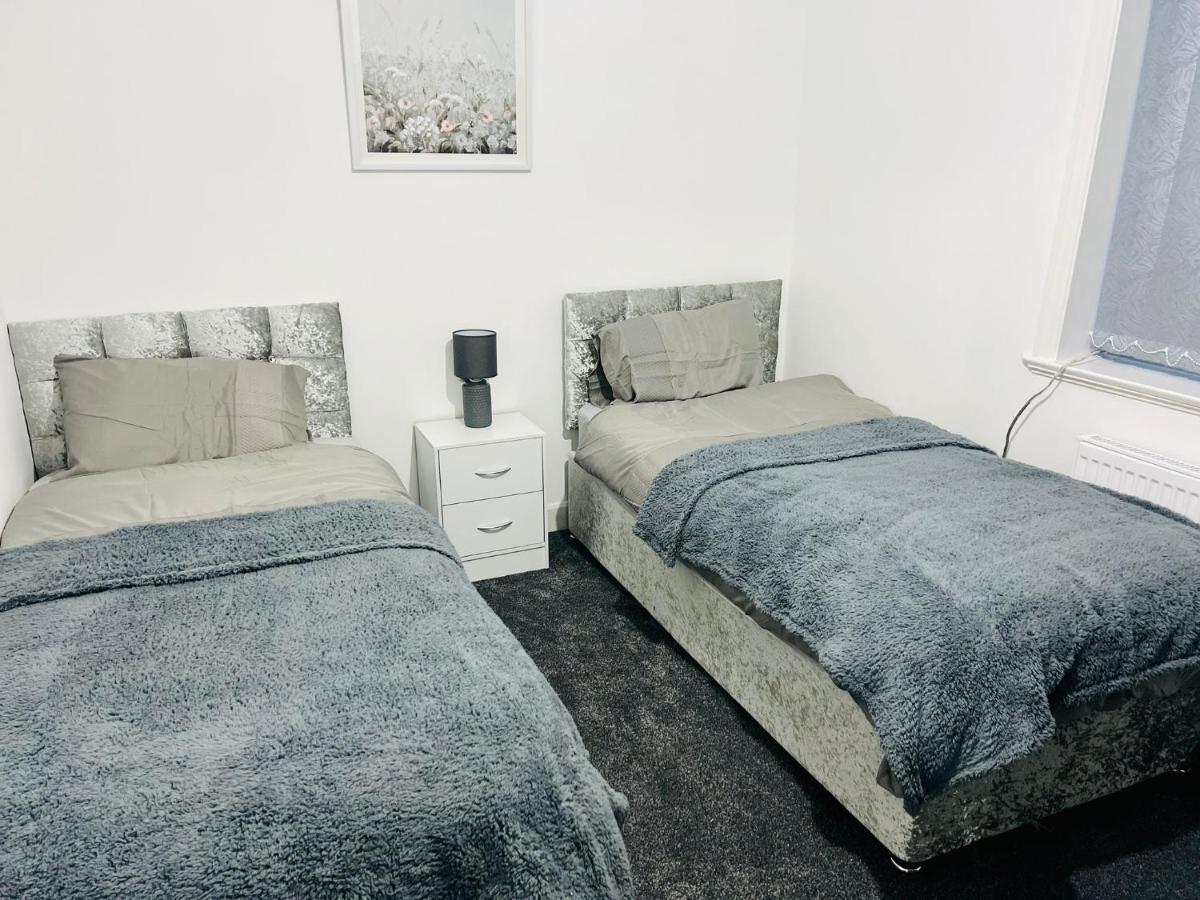 Appartement Beautiful And Homely 3 Bed House With Free Parking So Close To Man And Centre *
