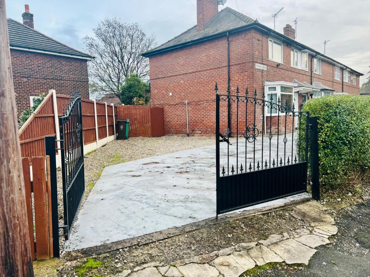 Beautiful And Homely 3 Bed House With Free Parking So Close To Man And Centre Appartement *