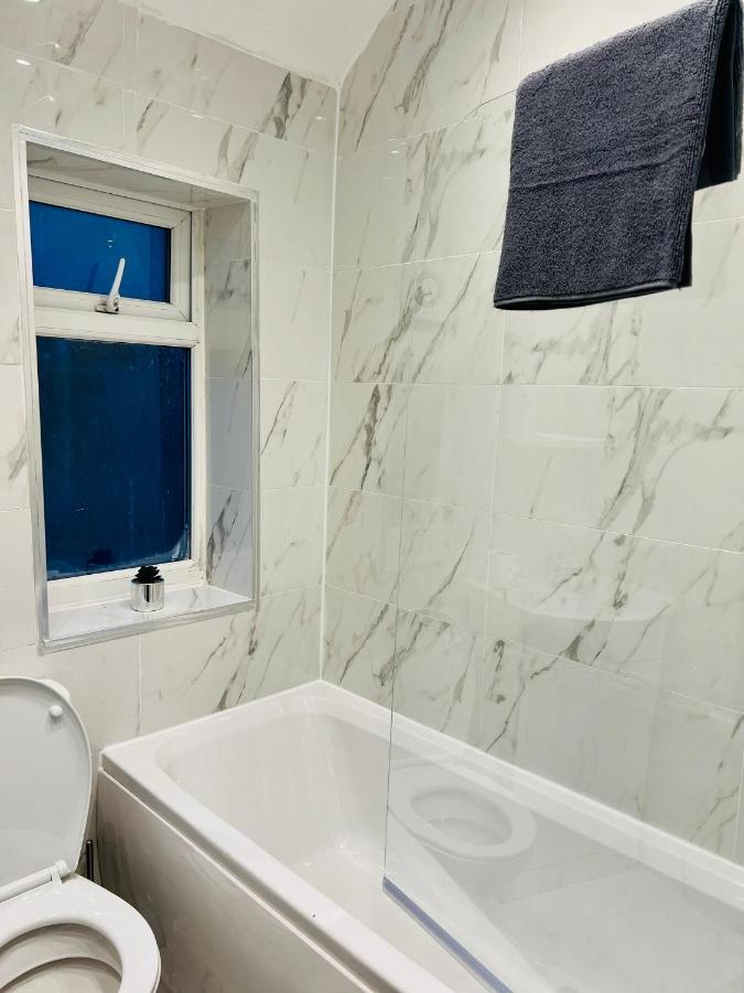 Beautiful And Homely 3 Bed House With Free Parking So Close To Man And Centre *